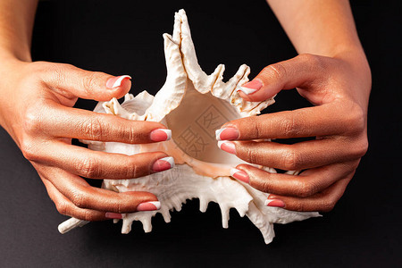 法国美甲凝胶油坚固而健康的指甲概念美丽的女用黑色的手和皮图片