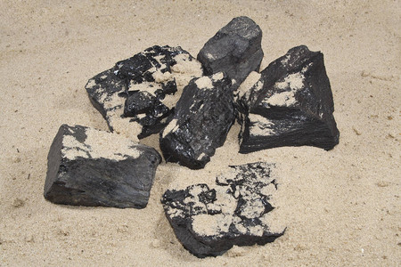 黄沙上的煤图片