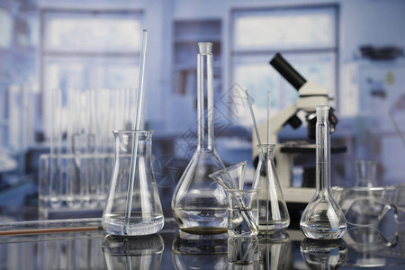 现代科学实验室内部实验室玻璃器械和玻璃桌图片