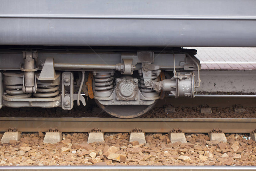 火车的一对车轮紧贴在铁轨上图片