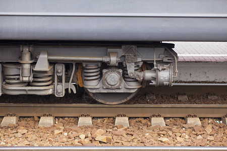 火车的一对车轮紧贴在铁轨上图片