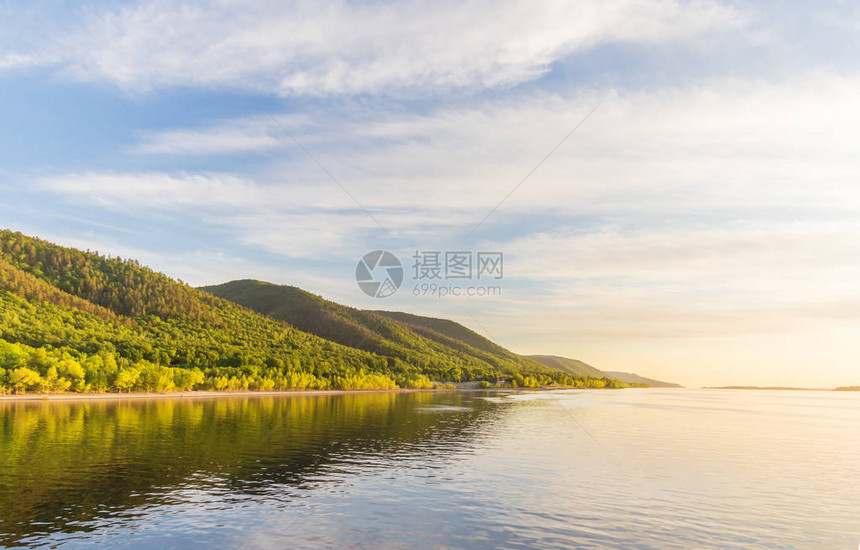 夏季日落在Zhiguli山图片
