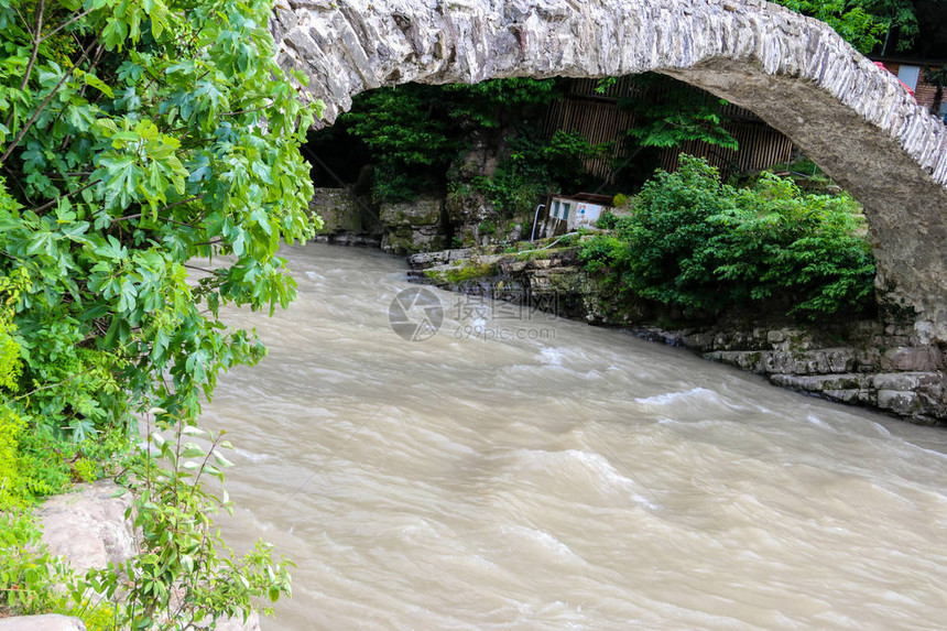 格鲁吉亚Adjara的Adzhariszkhali河对岸Tama图片