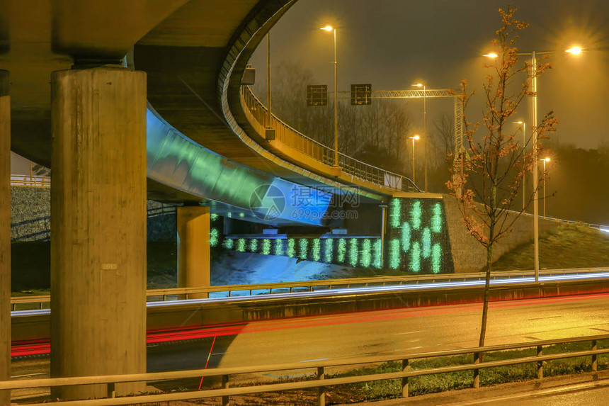 瑞典斯德哥尔摩E4高速公路晚上在Kista图片