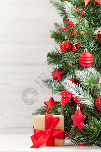 圣诞贺卡配有装饰的fir树礼品图片