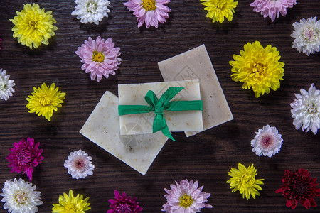 手工制作的天然肥皂条配有菊花图片
