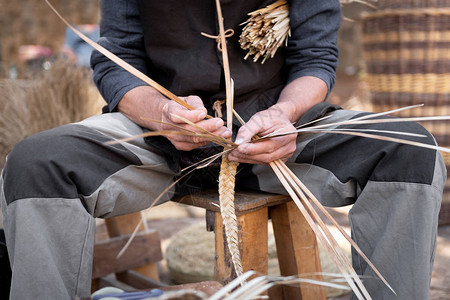 柳条工匠用双手制作篮子图片