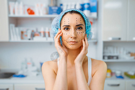 美容师办公室美容沙龙的重新改造程序化妆手术对付皱纹准备去肉毒杆菌上做图片