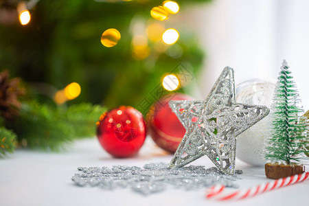 节日圣诞贺卡背景与节日装饰球星雪花礼品盒松果在白色背景上从平躺图片