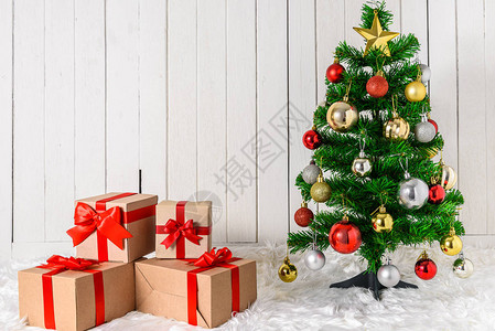圣诞树和装饰品图片