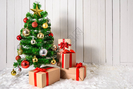 圣诞树和装饰品图片