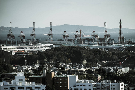 京滨工业区从海洋塔monochrome可见的背景