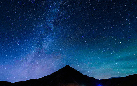 山剪影和满天星斗的天空冰岛图片