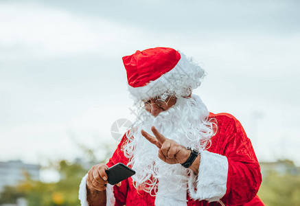 圣诞老人的股票照片用手机自拍图片