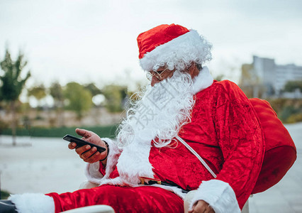 圣诞老人与手机交谈的库存照片图片