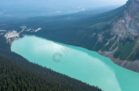 在安慰湖徒步旅行的壮丽清晨景色图片