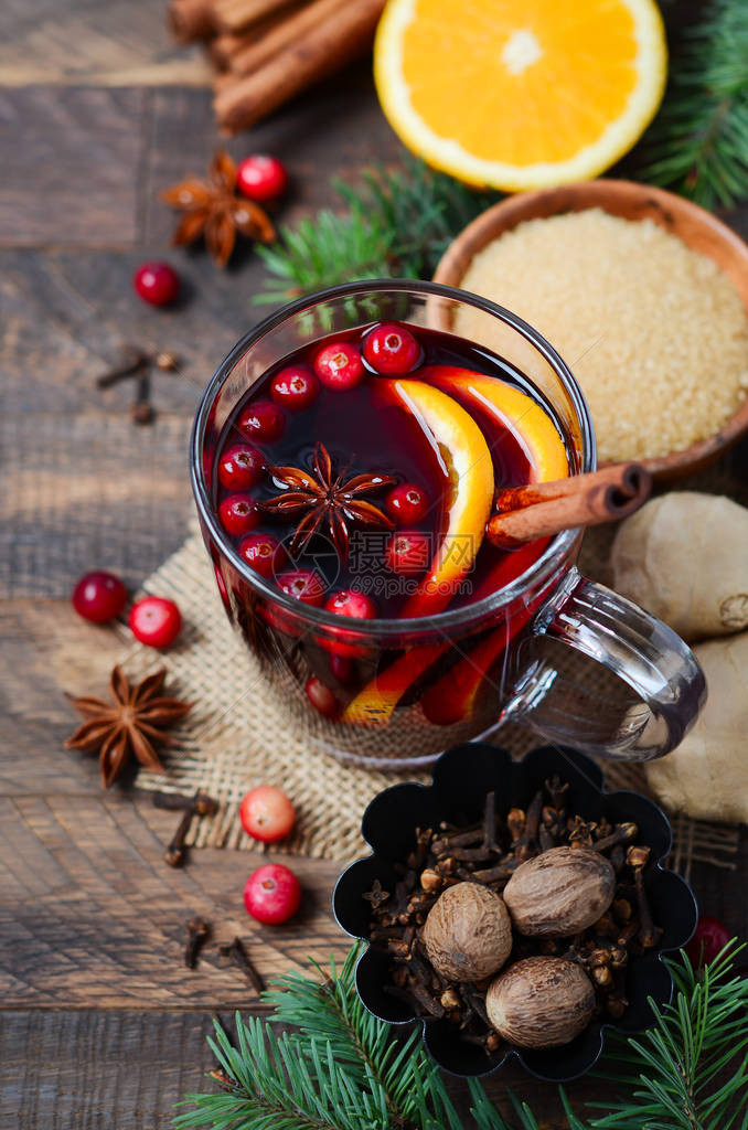 圣诞红葡萄酒配橙子蔓越莓和香料图片