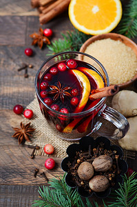 圣诞红葡萄酒配橙子蔓越莓和香料图片