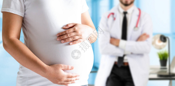 快乐的孕妇到医院或诊所看妇科医生图片