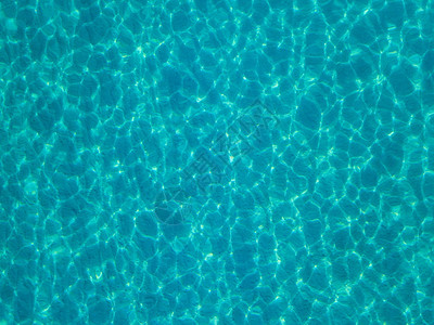沙海床清蓝水晶体太阳反射物的空中景象给海面造成波纹图片