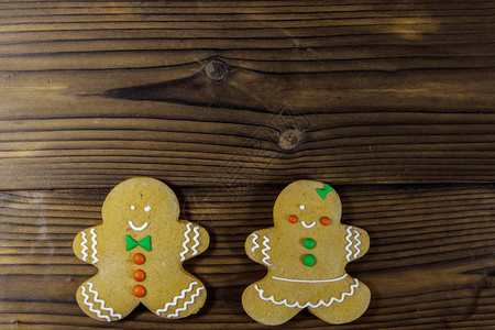 圣诞姜饼夫妇饼干在木制桌子图片