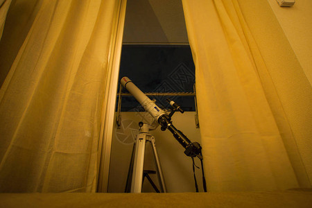 窗帘和天文望远镜的图像图片