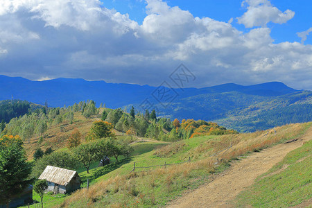 照片显示喀尔巴阡山脉的秋天乡村风景图片