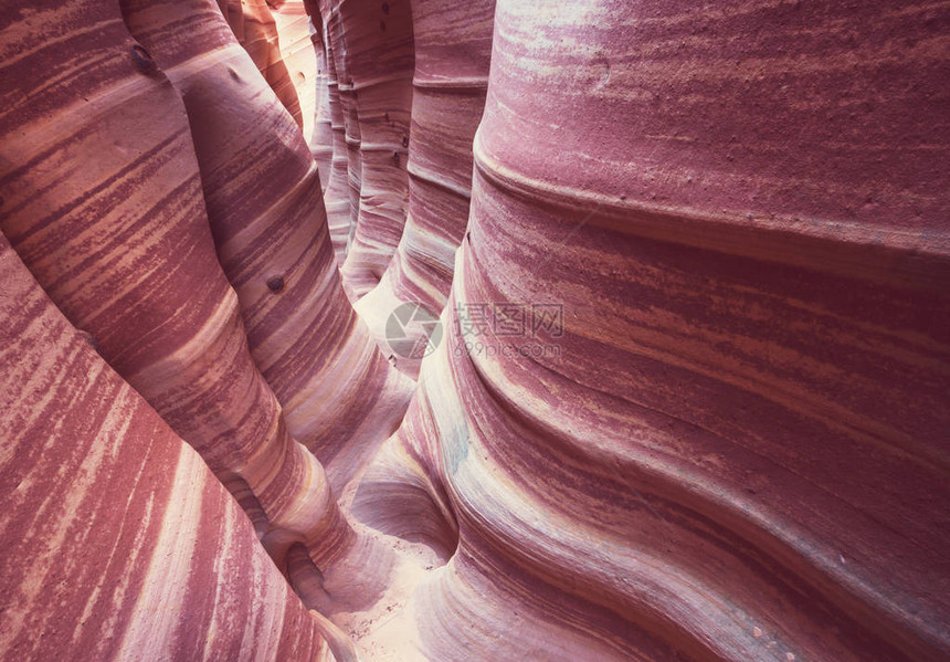 美国犹他州大楼梯埃斯卡兰特公园的插槽峡谷犹他州沙漠中不寻常的彩色砂岩地层是徒步旅行者的热门目的地图片