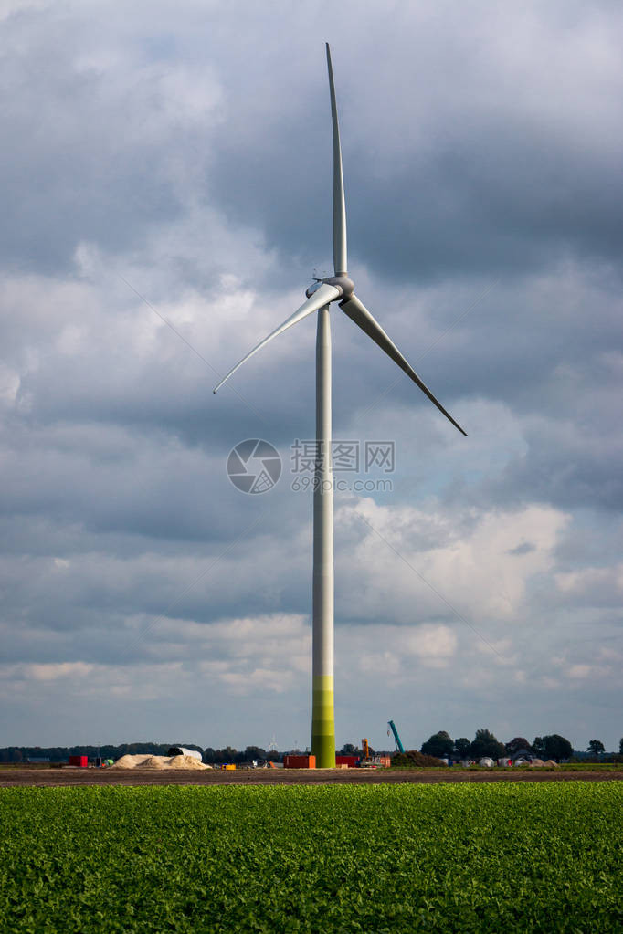 荷兰上艾瑟尔省Dedemsvaart附近风车图片