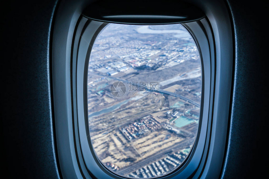 飞机窗外的北京城景图片