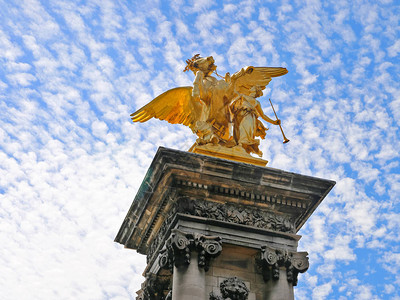 法国巴黎亚历山大三世桥上的铜像艺术图片