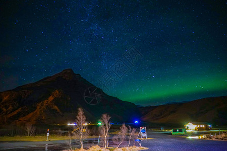 冰岛极光和山剪影图片