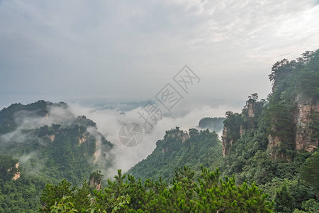 湖南省武陵源著名旅游胜地张家界公园天子山石柱全景图片