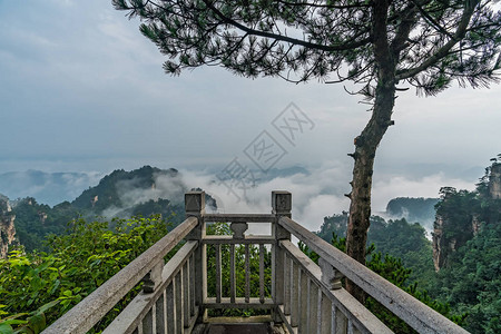 湖南省武陵源著名旅游胜地张家界公园天子山景区瞭望台石障背景图片