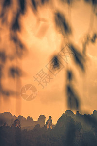 从湖南省武陵源镇中心看到的美丽的喀斯特岩溶山脉上图片