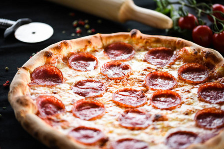 美味的diavola披萨配意大利腊肠和意大利辣香肠图片