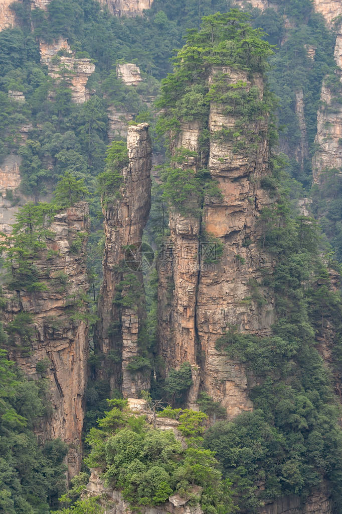 湖南省Zhangjiajie森林公园天焦或元家吉风景地区最伟大的自然大桥上的风景平台所图片