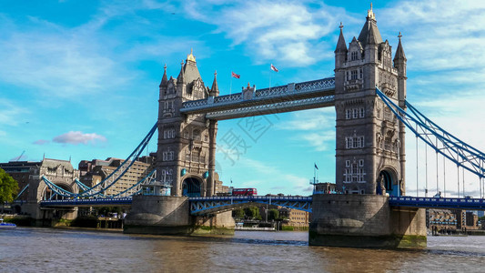 从英国伦敦泰晤士河南岸看塔桥的晨景图片