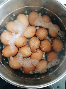 鸡蛋在黄沸水中在为复活图片