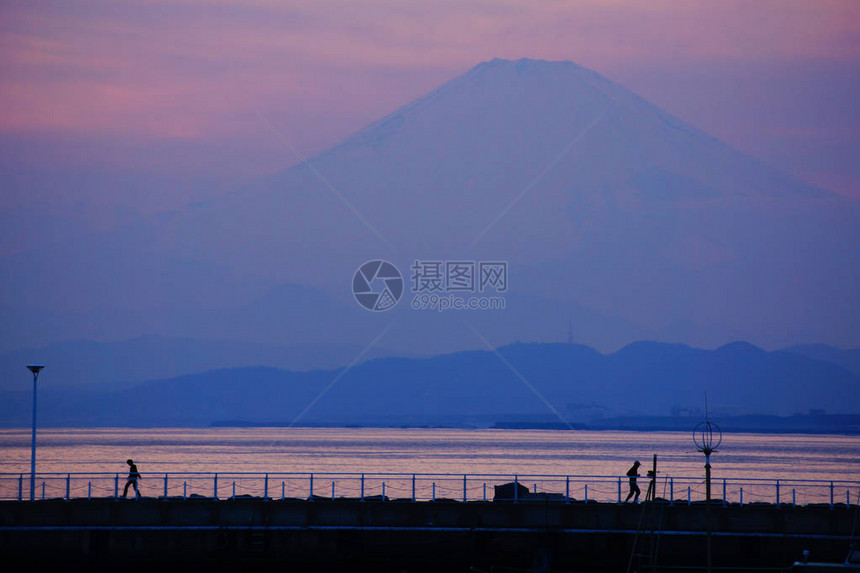 晨雾和富士山图片