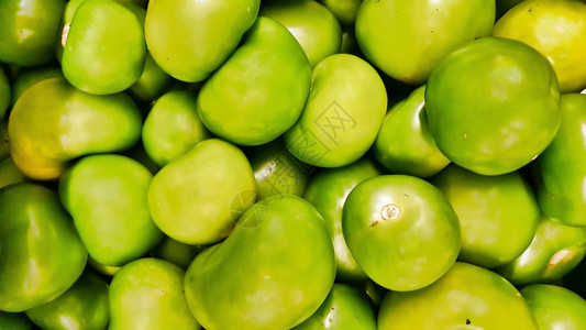 Tomatillos水果堆积在一起在市场上出售在美洲和墨西哥流行图片