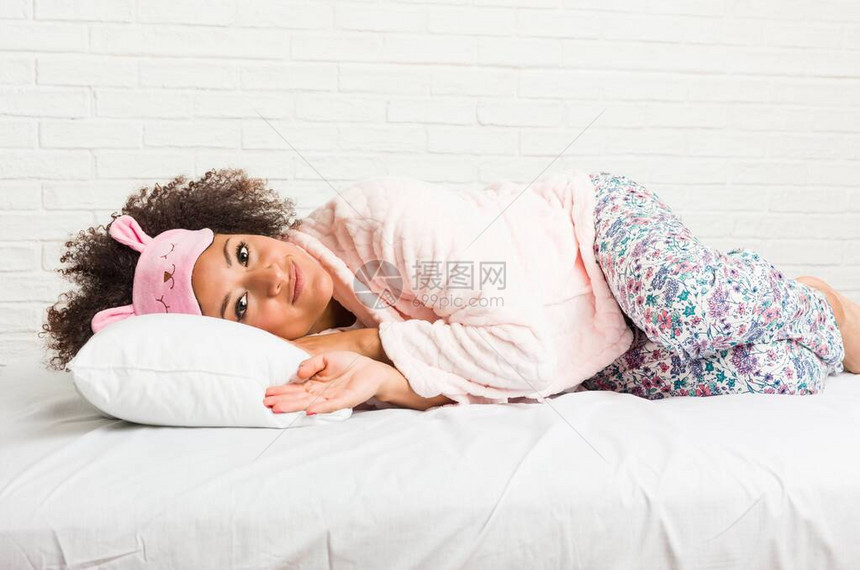 年轻的非洲裔美国女人在床上图片