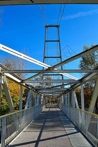 俄斯特拉发河上的钢人行桥详细图片背景