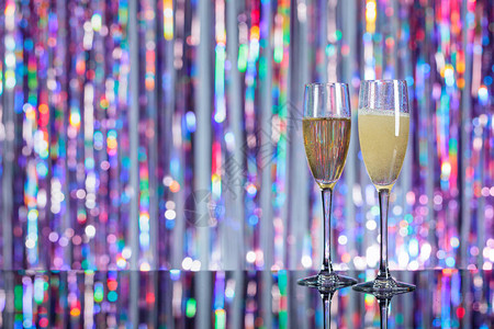 香槟杯在灯光背景圣诞节和新年节日背景图片