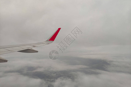 飞机翼穿过窗户背景多云图片