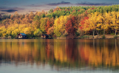 秋季自然的木屋靠近湖边图片