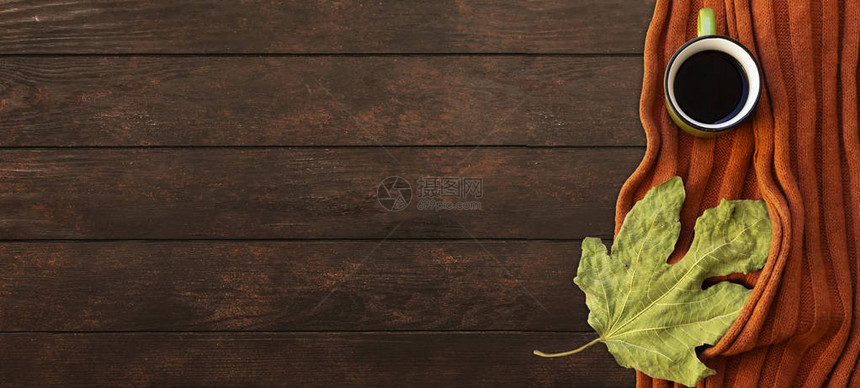 咖啡毯子秋叶木本底的橙色围巾图片