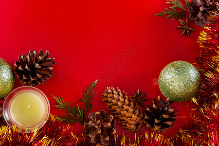 用于设计和贺卡的红色背景上的锥体和圣诞球的节日组成图片