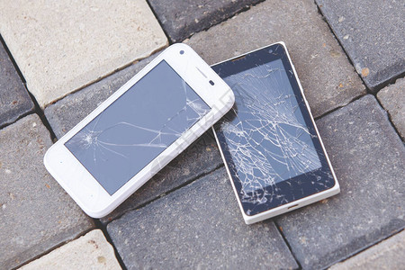 地上的智能手机屏幕碎玻璃图片