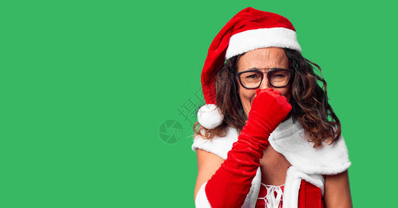 身着圣诞老人服装的中年妇女闻到一些臭味恶心无法忍受的气味图片